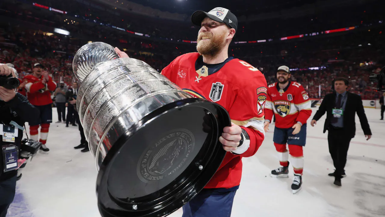 Bennett teken kontrak 8 tahun senilai $64 juta untuk bertahan di Panthers