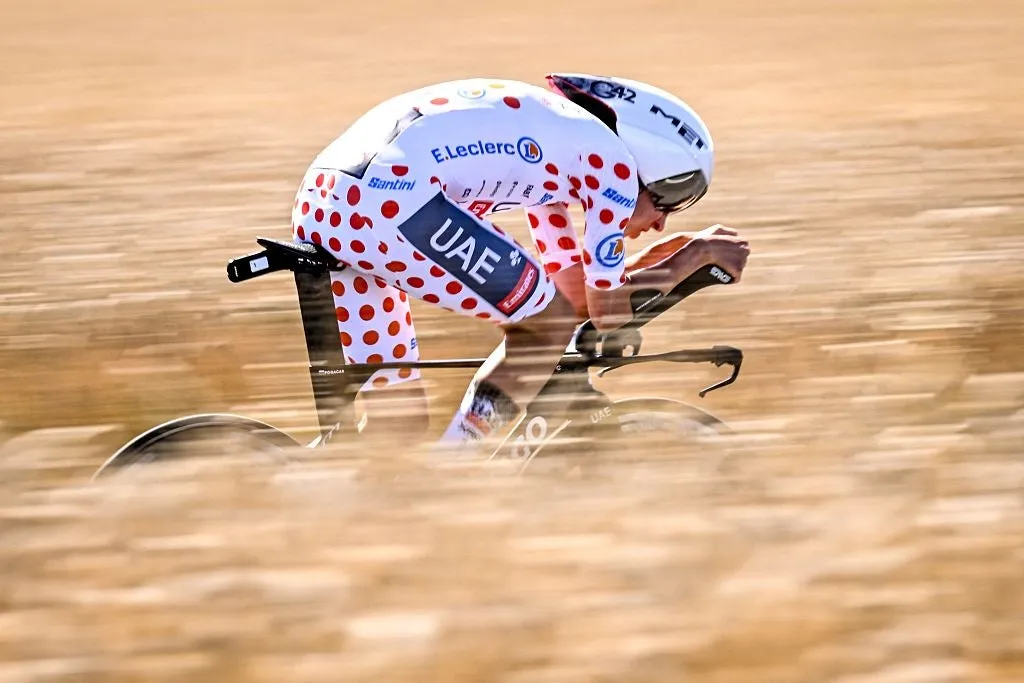 Pogačar Lupa Baju Aero Baru dan Tetap Hancurkan TT Tour Setelah Gagal di Dauphiné
